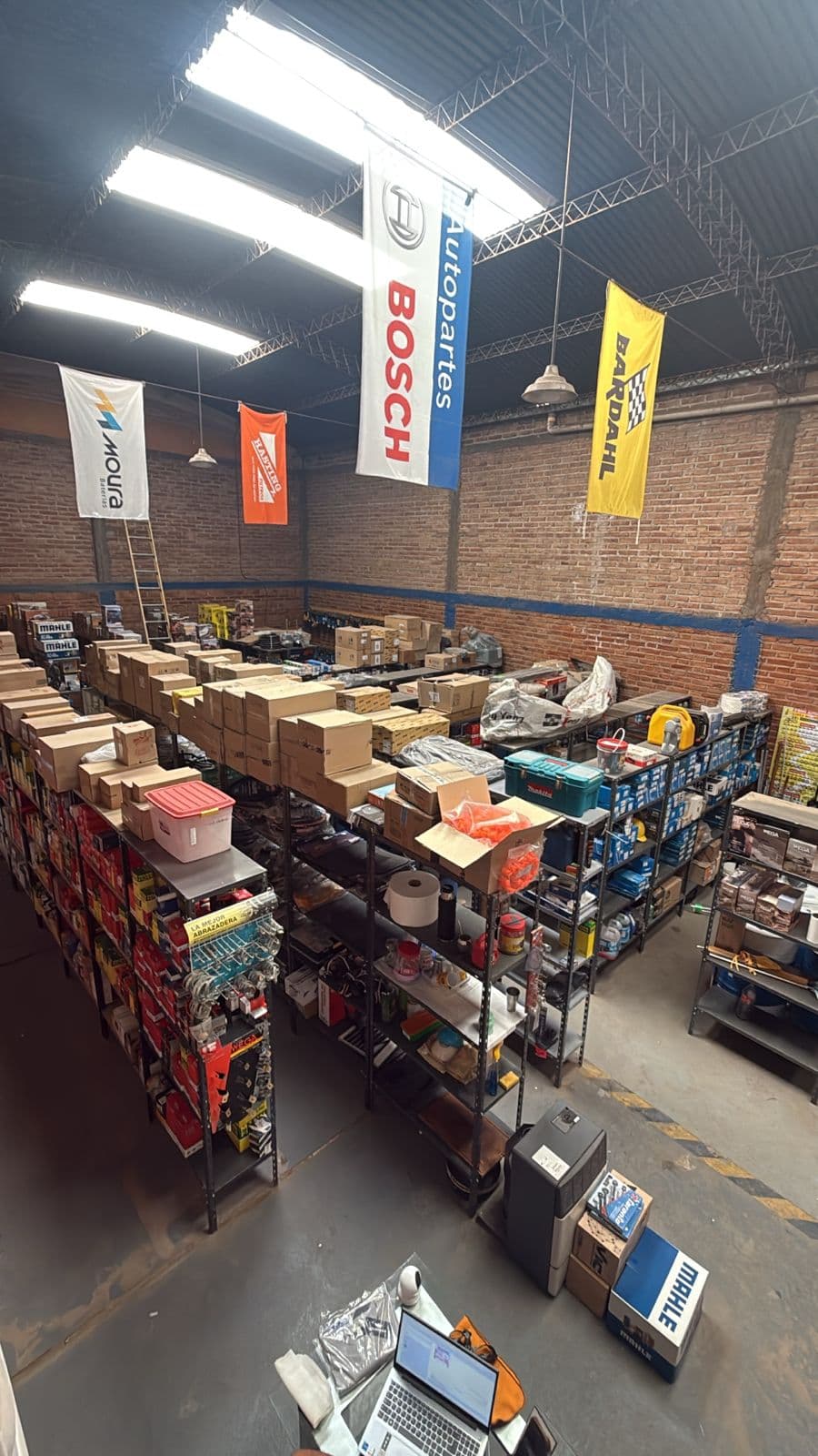 Depósito de Sara Auto-Partes con repuestos organizados