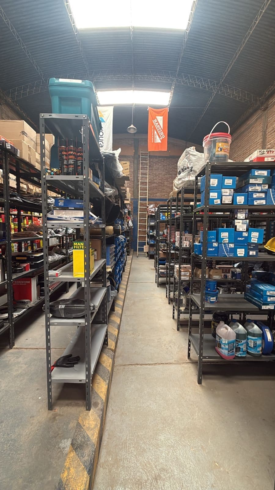 Vista interior del depósito de Sara Auto-Partes