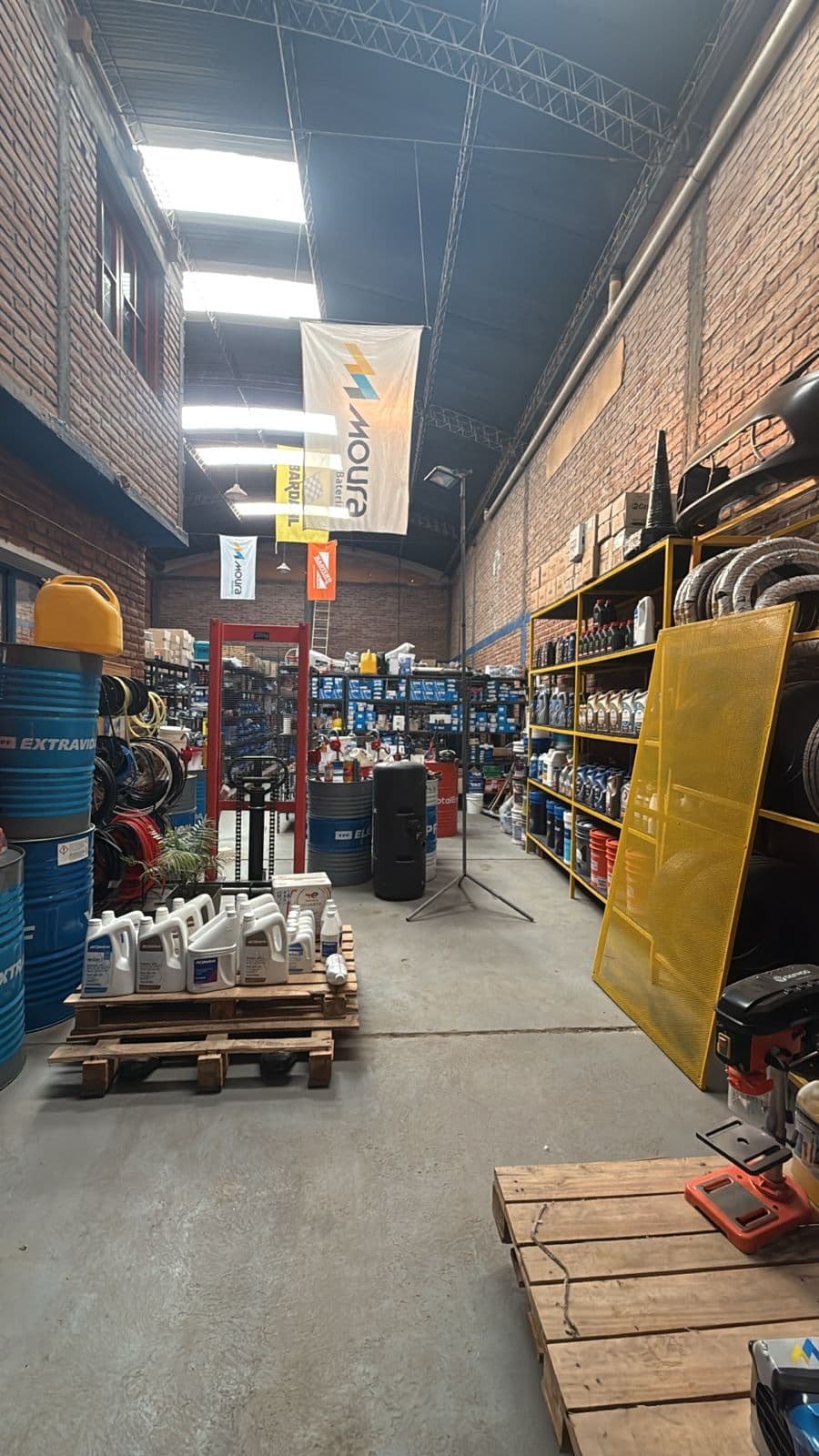 Área de almacenamiento y trabajo de Sara Auto-Partes